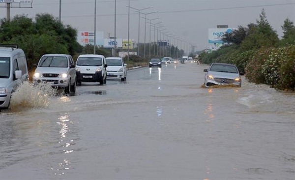 Dikkat! Lefkoşa-Girne yolunun bir bölümü su taşkını nedeniyle trafiğe kapatıldı