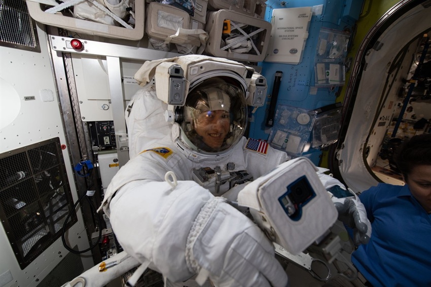 Astronotlar, uzay yürüyüşüne çıktı