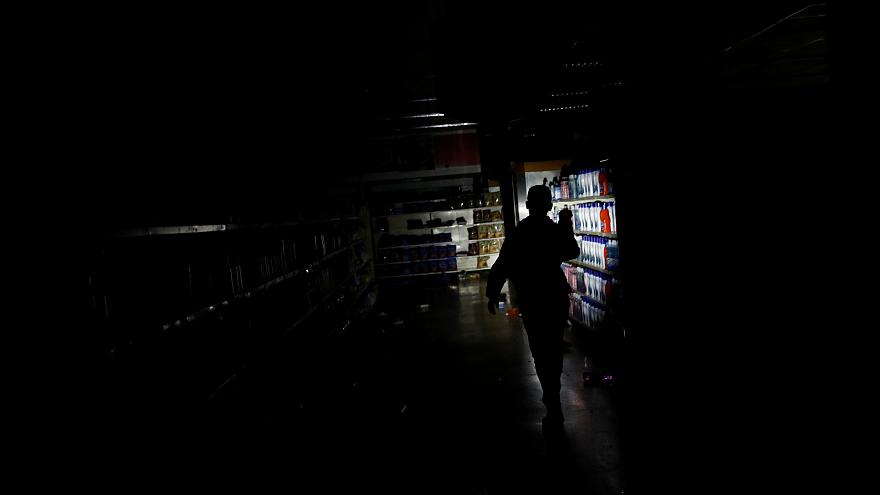 Venezuela’da elektrik kesintisi nedeniyle hayat durdu