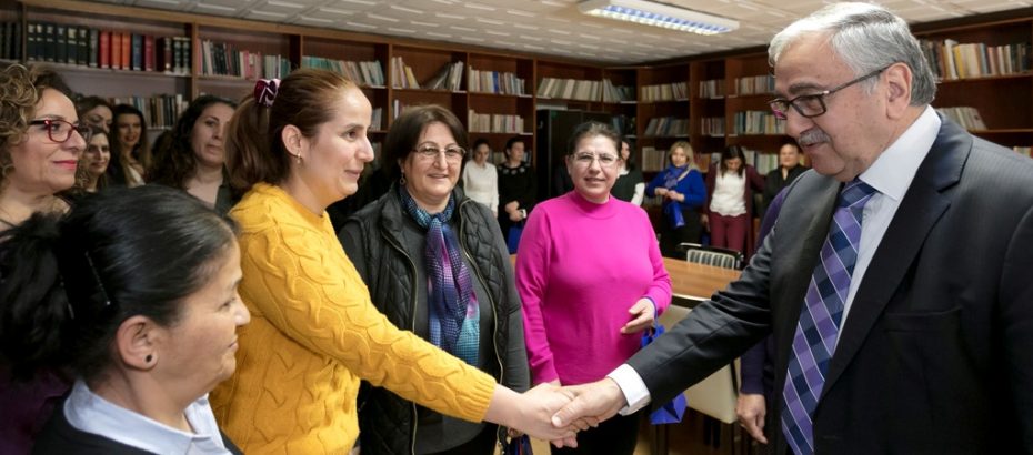 Cumhurbaşkanı Akıncı, eşiyle birlikte kadın çalışanları ziyaret ederek kutladı
