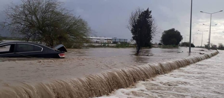 Bir çok yol sular altında… Bazı evleri de su basttı… Mahsur kalanlar var