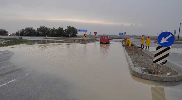 Şiddetli yağış bu yollardaki trafiği olumsuz etkiliyor