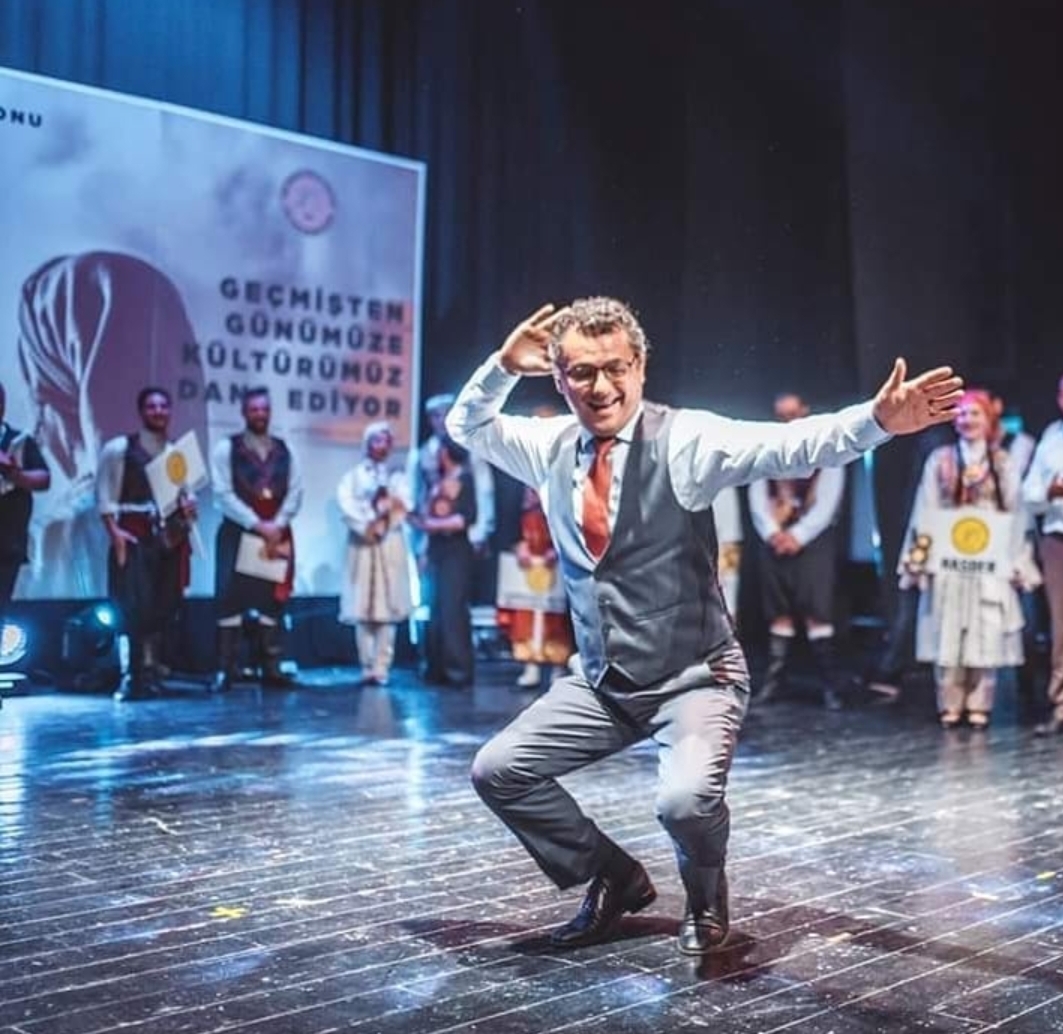 Başbakan Erhürman sahneye çıktı, erkek karşılama oyununu oynadı