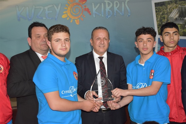 Ataoğlu, Londra Türk Toplumu Futbol Federasyonu U-15 Futbol karması yönetici ve oyuncularını kabul etti