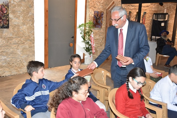  Girne Belediye Başkanı Nidai Güngördü,okullardan gelen çocukları kabul etti