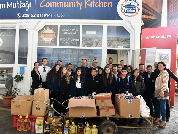 Şehit Turgut Ortaokulu öğrencileri, Paylaşım Mutfağına gıda desteğinde bulundu