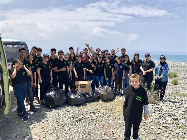 Vakıflar İyilik Gönüllüleri Yayla Köyü’nde sahil temizliği yaptı