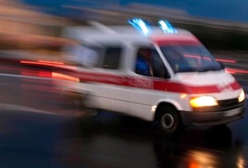 Ambulans Alsancak'ta kaza geçirdi, 2 kişi yaralandı