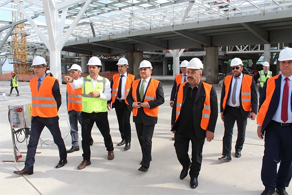 Ali Murat Başçeri, Ercan Havalimanı’nın yapımı devam eden yeni terminal binasında incelemelerde bulundu