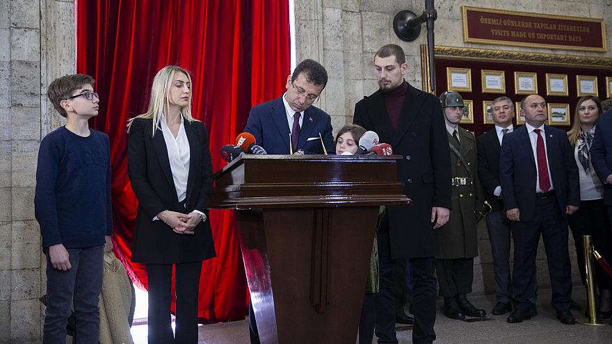 İmamoğlu, Anıtkabir Özel Defteri'ni 'Başkan' sıfatıyla imzaladı