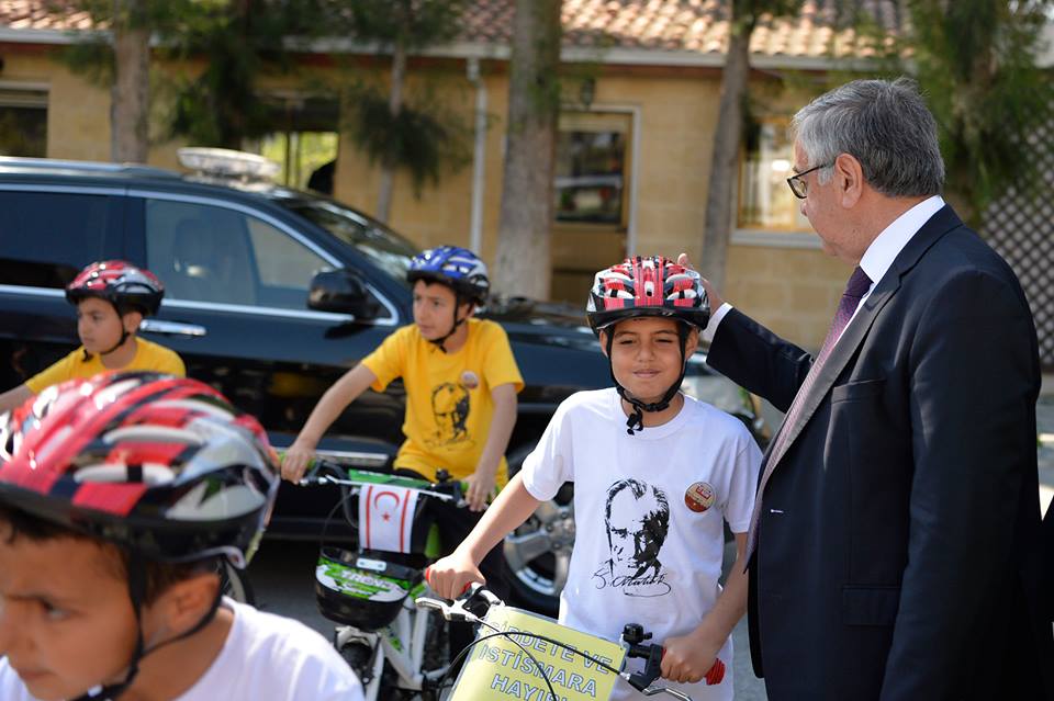 Cumhurbaşkanı Akıncı, “Atam İzindeyiz” temalı bisiklet sürüşüne katılan çocuklarla biraraya geldi