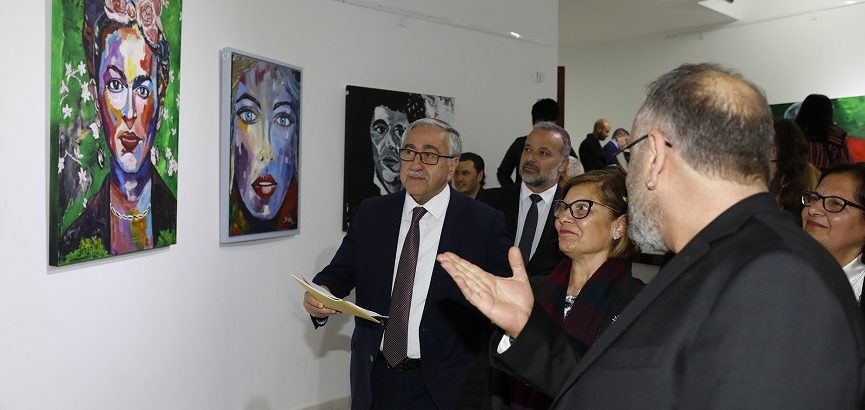 Cumhurbaşkani Akıncı, İrfan Özbeşer’in “Hayatın Renkleri” sergisinin açılışını yaptı