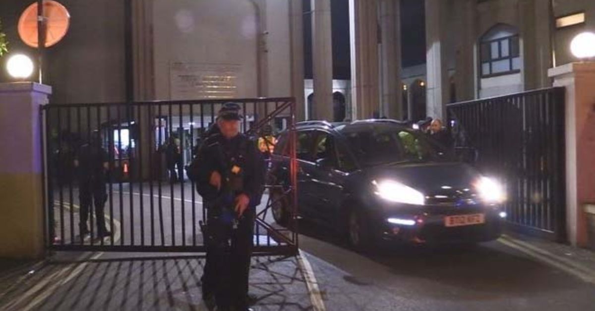 Londra’da silahlı bir kişi camiye girmeye çalıştı