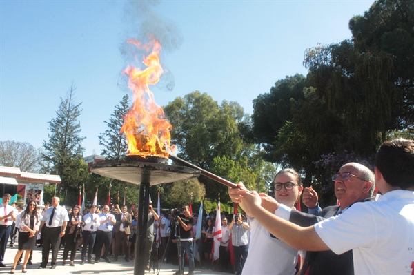 Gençlik Ateşi Atatürk Anıtı'nda yakıldı