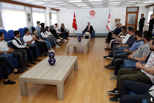 Cumhuriyet Meclisi Başkanı Teberrüken Uluçay, YDÜ öğrencilerini kabul etti