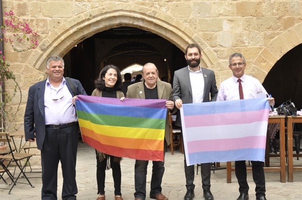 Yasemin Hareketi, LGBTİ+ dostu avrupa parlamentosu aday taahhütnamesini imzaladı