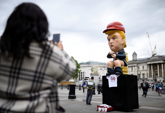 İngiltere'de on binlerce kişi Trump'ı protesto için toplandı