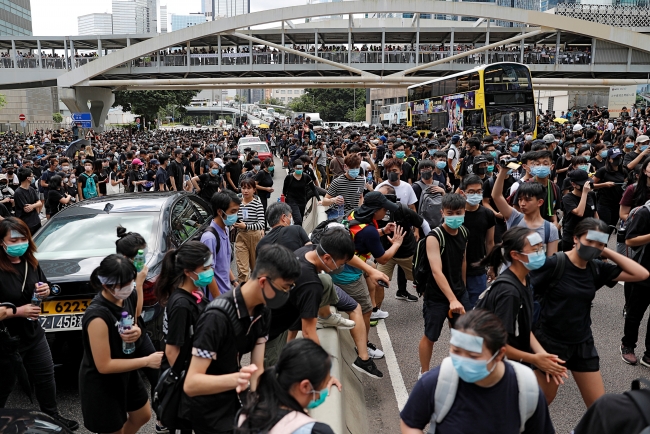 Hong Kong sokakları yeniden karıştı