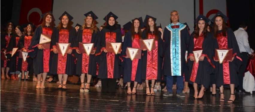 YDÜ Sağlık Bilimleri Fakültesi mezunları diplomalarını aldı