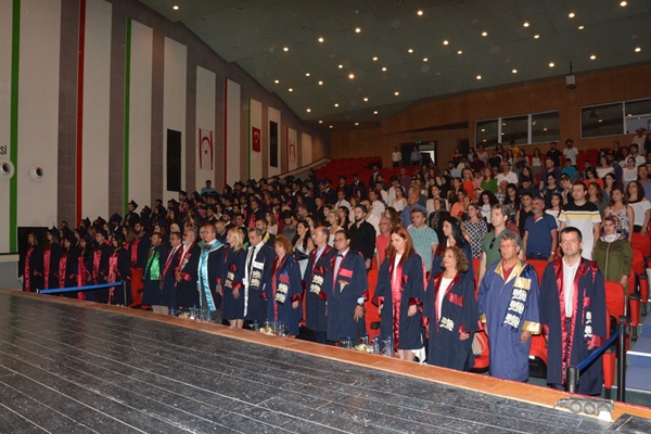 YDÜ Sağlık Hizmetleri Meslek Yüksekokulu 2018 – 2019 Bahar Dönemi mezuniyet töreni yapıldı