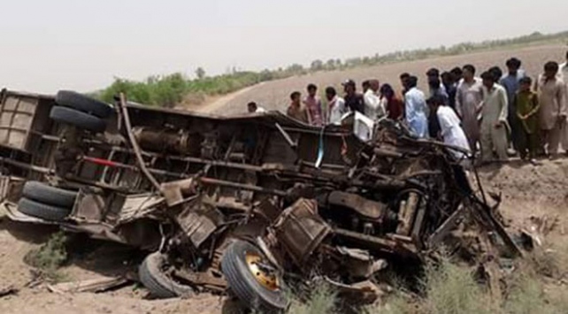 Pakistan’da otobüs ile rikşov çarpıştı: 11 ölü, 22 yaralı