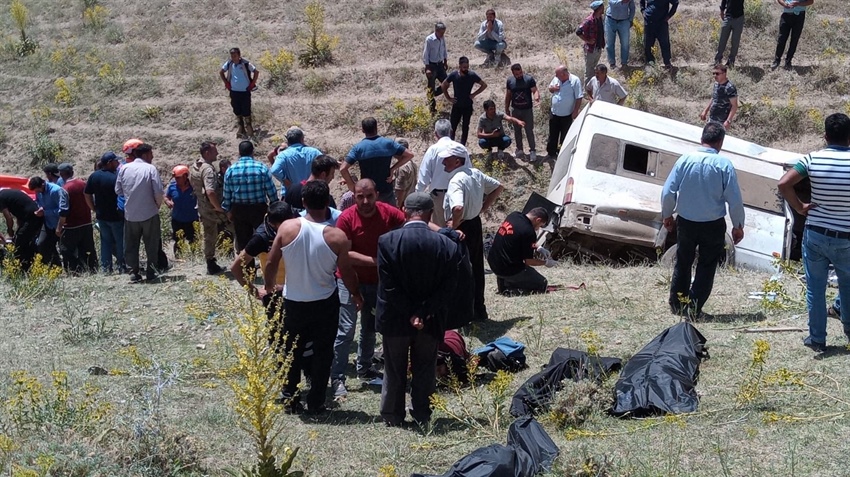 Düzensiz göçmenleri taşıyan minibüs şarampole devrildi: 15 ölü