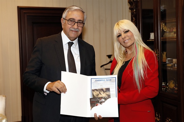 Cumhurbaşkanı Mustafa Akıncı, sanatçı Fahriye Özay’ı kabul etti