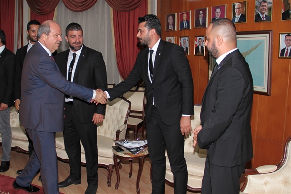 Başbakan Ersin Tatar, KKTC Beşiktaş Taraftarları Derneği Yönetim Kurulunu kabul etti