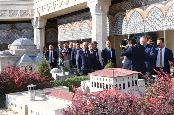 Başbakan Ersin Tatar, Konya'da Mevlana Müzesi'ni ziyaret etti