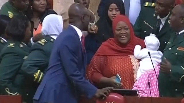 Kenya'da Ulusal Meclis'e bebeğiyle gelen milletvekili, salondan atıldı