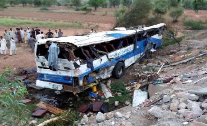 Pakistan’da otobüs uçuruma yuvarlandı, 24 kişi öldü