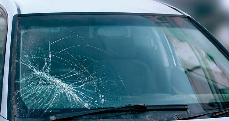 Güneşköy'de alkollü kişi araba camı kırdı, darp etti