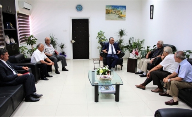 Çavuşoğlu, Kıbrıs TMT Mücahitler Derneği’nden bir heyeti kabul etti