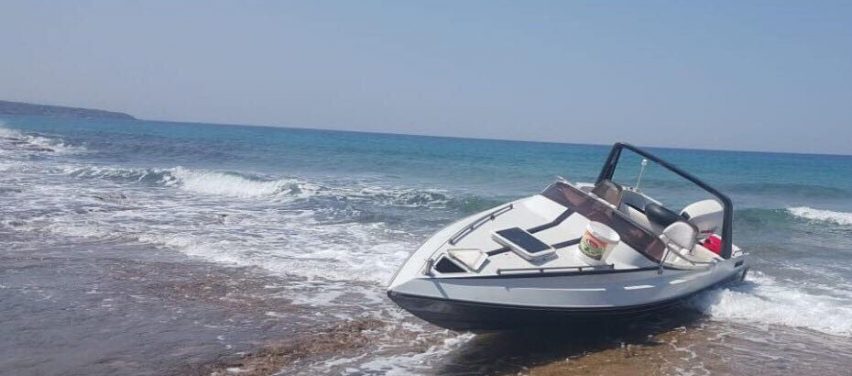 Yeni Erenköy sahilinde terk edilmiş sürat teknesi bulundu