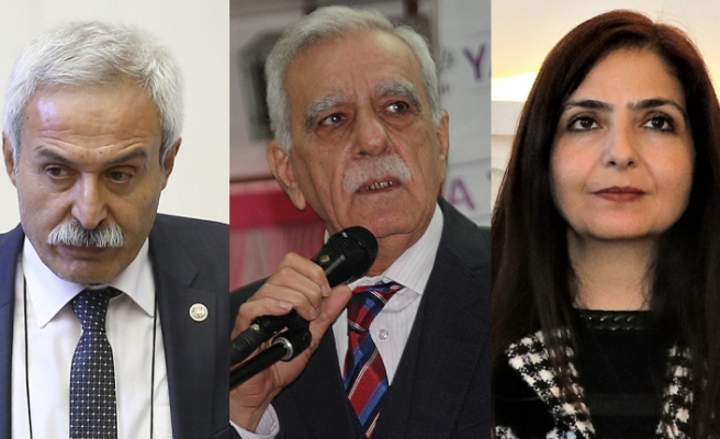 Türkiye’de üç belediye başkanı terör bağlantısı nedeniyle görevden uzaklaştırıldı