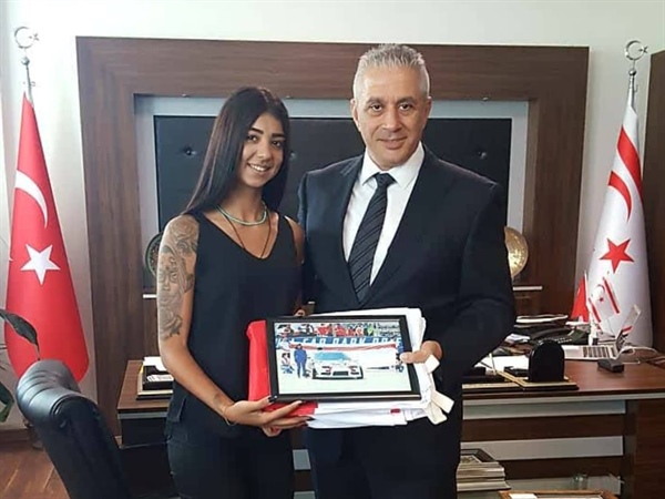 Taçoy, Redbull Car Park Dirift yarışlarına katılan kadın pilot Erçoban'ı kabul etti