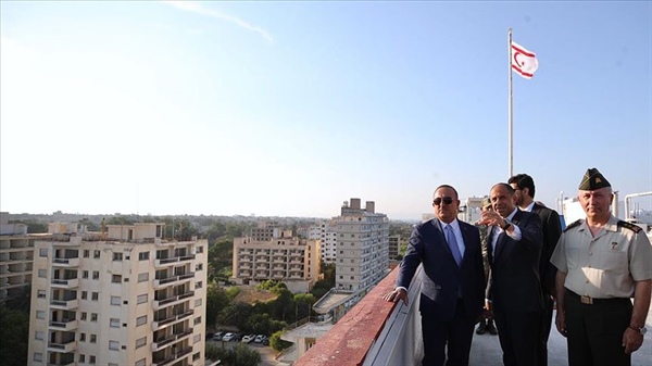 Çavuşoğlu, Başbakan Yardımcısı ve Dışişleri Bakanı Kudret Özersay ile kapalı Maraş bölgesini ziyaret etti