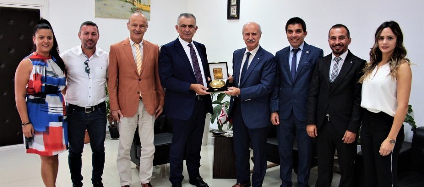 Bakan Çavuşoğlu, Türkiye Üniversite Sporları Federasyonu Başkanı Kemal Tamer’i kabul etti