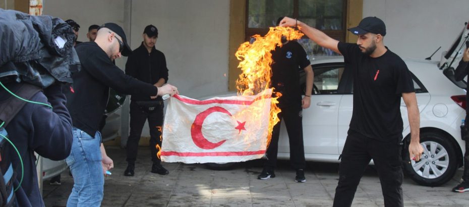 ELAM mensupları KKTC bayrağı yaktı