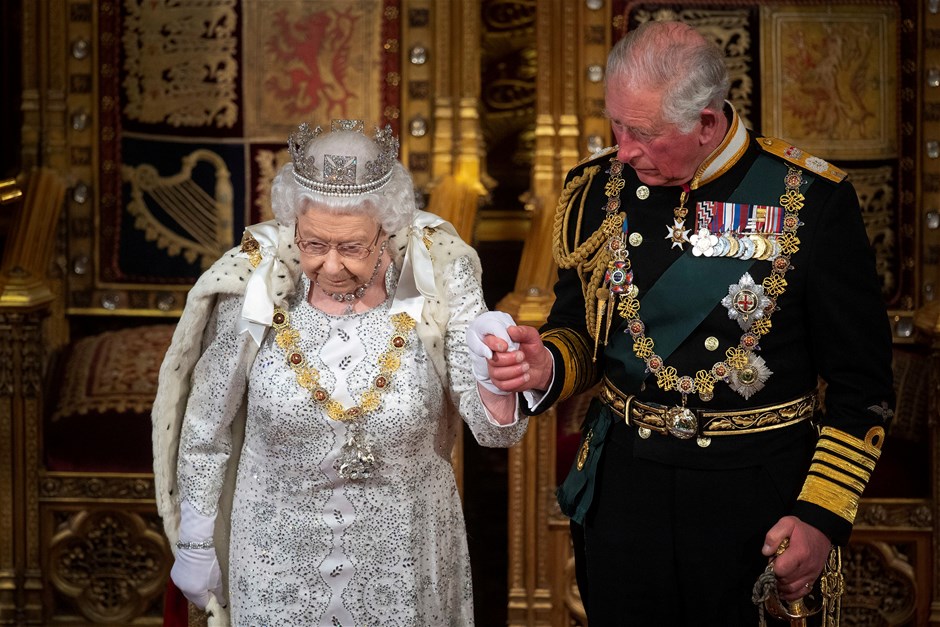 Kraliçe II. Elizabeth tahtı Prens Charles’a devrediyor
