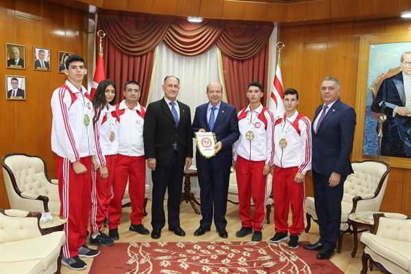 Tatar, Kickboks Federasyonu Başkanı Niyazi Demirel ve sporcuları kabul etti