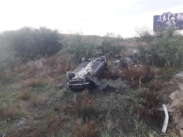 Lefkoşa- Girne Anayolu’nda kaza… Araç yolun solundan çıkarak toprak sete çarpıp takla attı