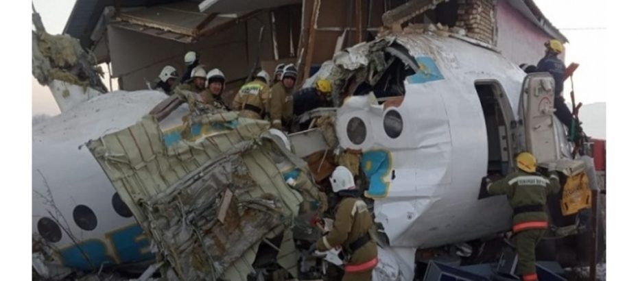 Kazakistan’da yolcu uçağı düştü