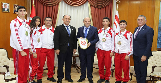 Başbakan Tatar, Kickboks Federasyonu Başkanı Niyazi Demirel ve sporcuları kabul etti