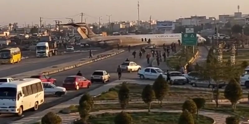 İran’da bir yolcu uçağı şehir merkezindeki karayoluna acil iniş yaptı
