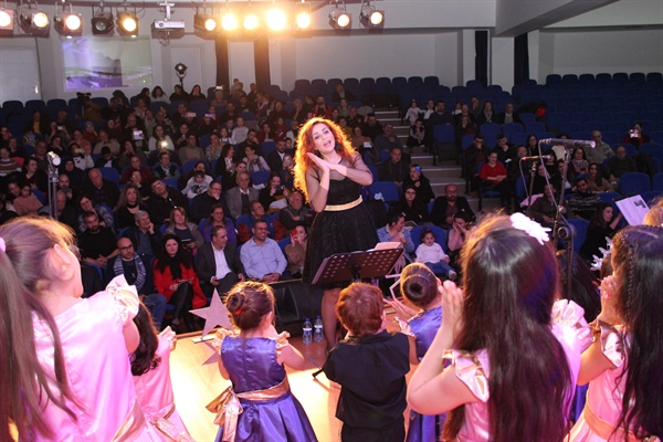 Lefkoşa Belediye Orkestrası Çocuk ve Gençlik Korosu yeni yıl konseri verdi