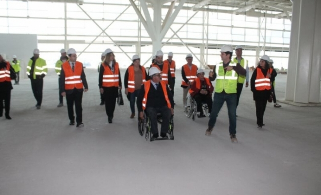 Engellelliler için Ercan Havalimanı terminalinde bilgilendirme gezisi