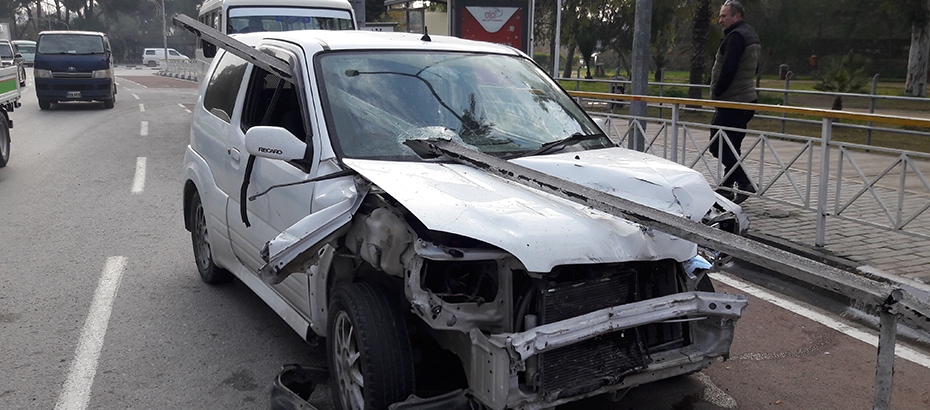 Korkutan kaza… Kopan bir demir korkuluk aracın ön camından içeriye girdi