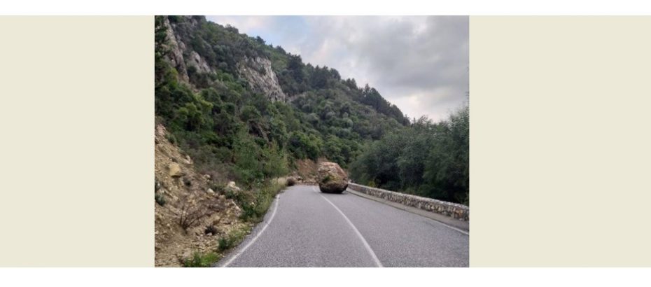 Düşen kaya nedeniyle yol trafik akışına kapatıldı