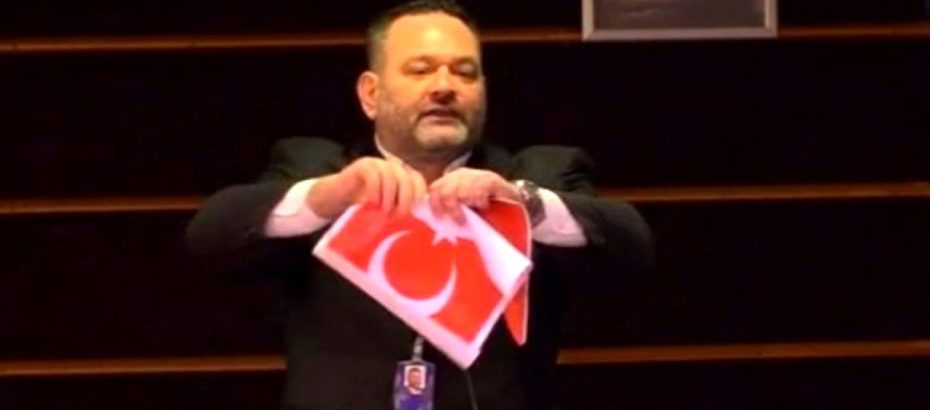 AP’den Türk bayrağını yırtan Yunan vekile ceza